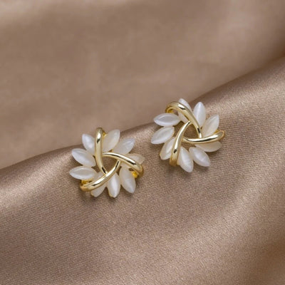 Elegante und Exquisite Kreisförmige Opalblüten-Ohrstecker in Gold